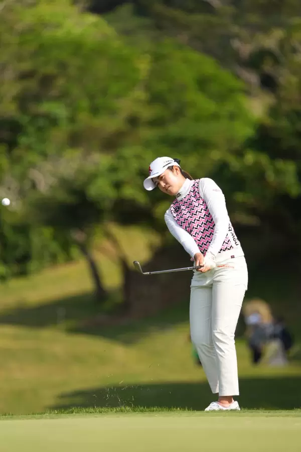 稲見萌寧のウェッジスイング（アプローチ）連続写真【2022年ダイキンオーキッドレディスゴルフトーナメント】