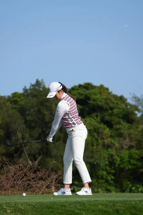 稲見萌寧のユーティリティスイング（ティショット）連続写真【2022年ダイキンオーキッドレディスゴルフトーナメント】