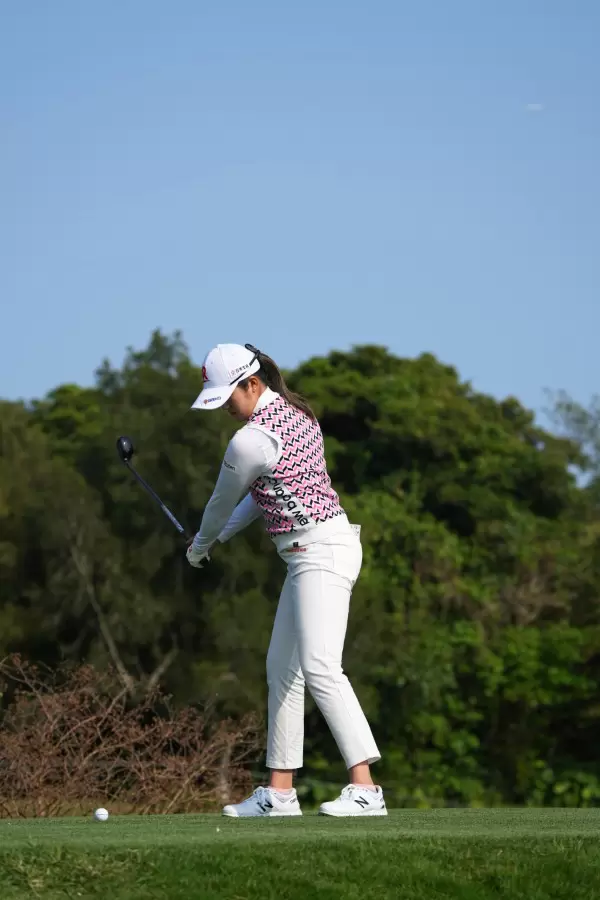 稲見萌寧のユーティリティスイング（ティショット）連続写真【2022年ダイキンオーキッドレディスゴルフトーナメント】
