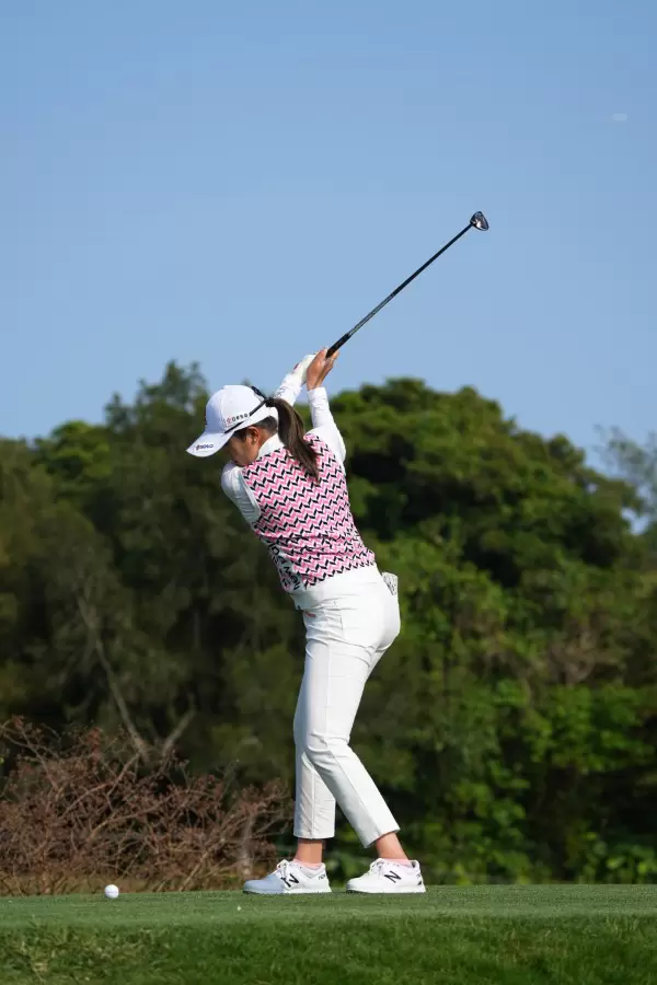 稲見萌寧のユーティリティスイング（ティショット）連続写真【2022年ダイキンオーキッドレディスゴルフトーナメント】