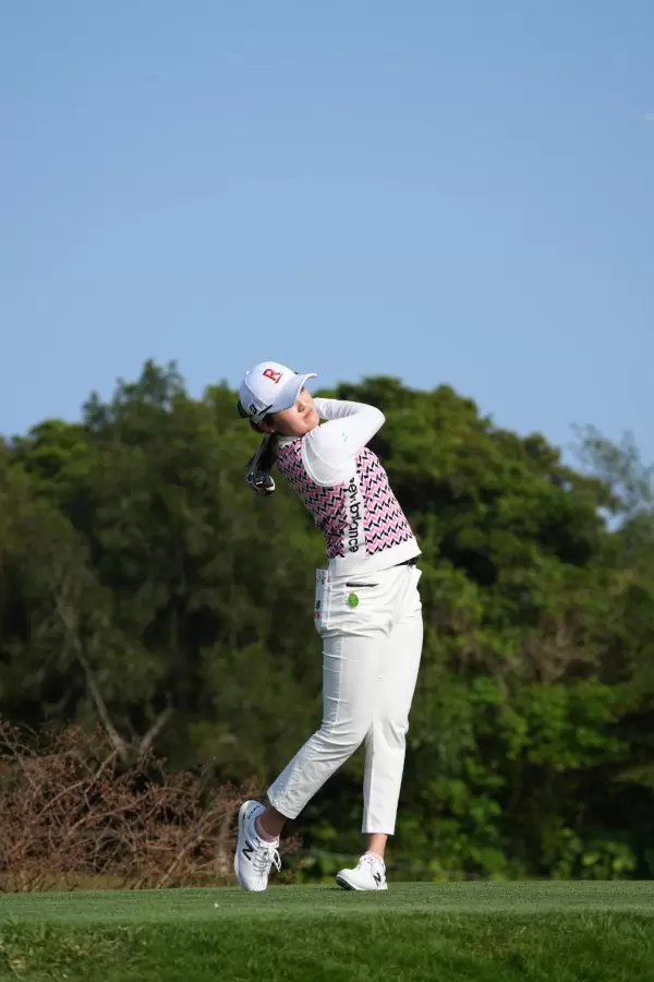 稲見萌寧のユーティリティスイング（ティショット）連続写真【2022年ダイキンオーキッドレディスゴルフトーナメント】