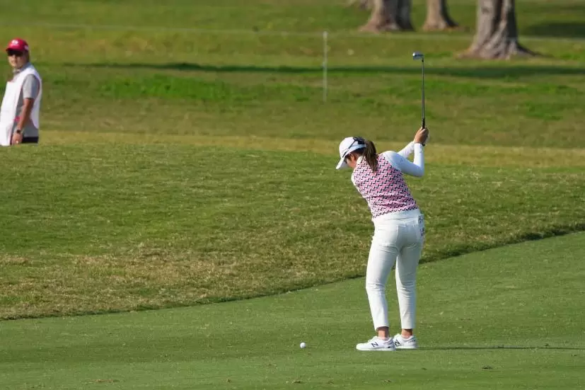 稲見萌寧のアイアンスイング（斜め前方）連続写真【2022年ダイキンオーキッドレディスゴルフトーナメント】