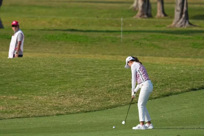 稲見萌寧のアイアンスイング（斜め前方）連続写真【2022年ダイキンオーキッドレディスゴルフトーナメント】