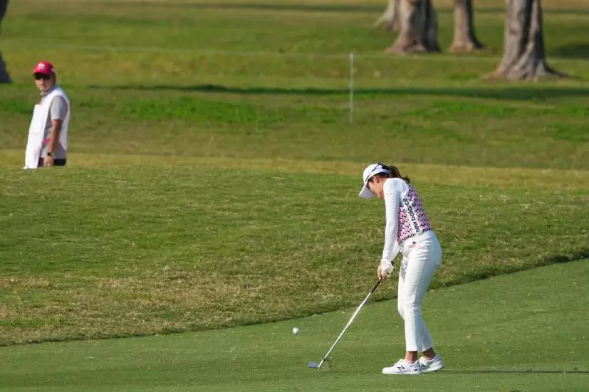 稲見萌寧のアイアンスイング（斜め前方）連続写真【2022年ダイキンオーキッドレディスゴルフトーナメント】