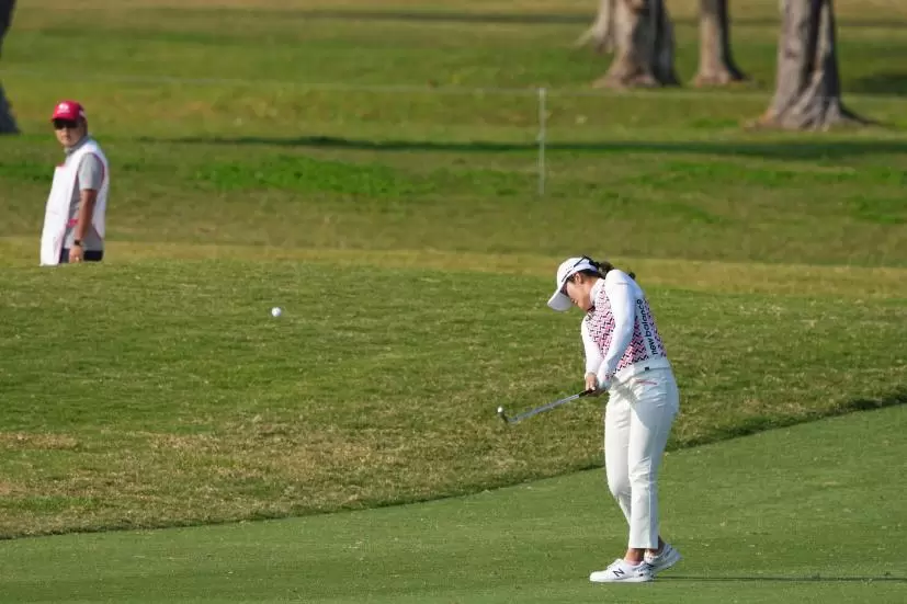 稲見萌寧のアイアンスイング（斜め前方）連続写真【2022年ダイキンオーキッドレディスゴルフトーナメント】