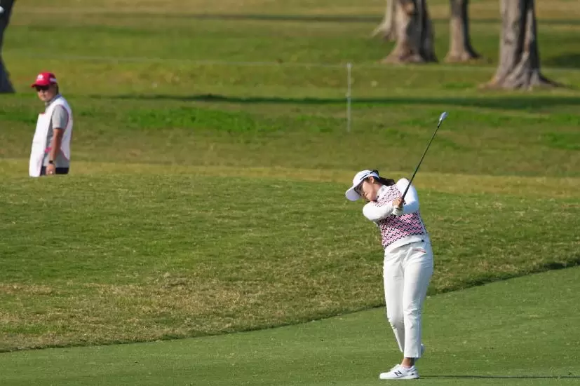 稲見萌寧のアイアンスイング（斜め前方）連続写真【2022年ダイキンオーキッドレディスゴルフトーナメント】