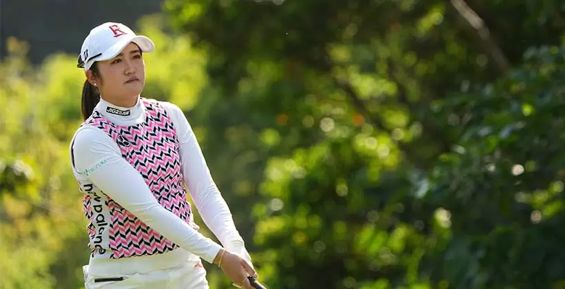 稲見萌寧のアイアンスイング（斜め前方）連続写真【2022年ダイキンオーキッドレディスゴルフトーナメント】