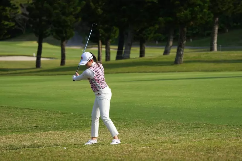 稲見萌寧のフェアウェイウッドスイング（ラフ）連続写真【2022年ダイキンオーキッドレディスゴルフトーナメント】