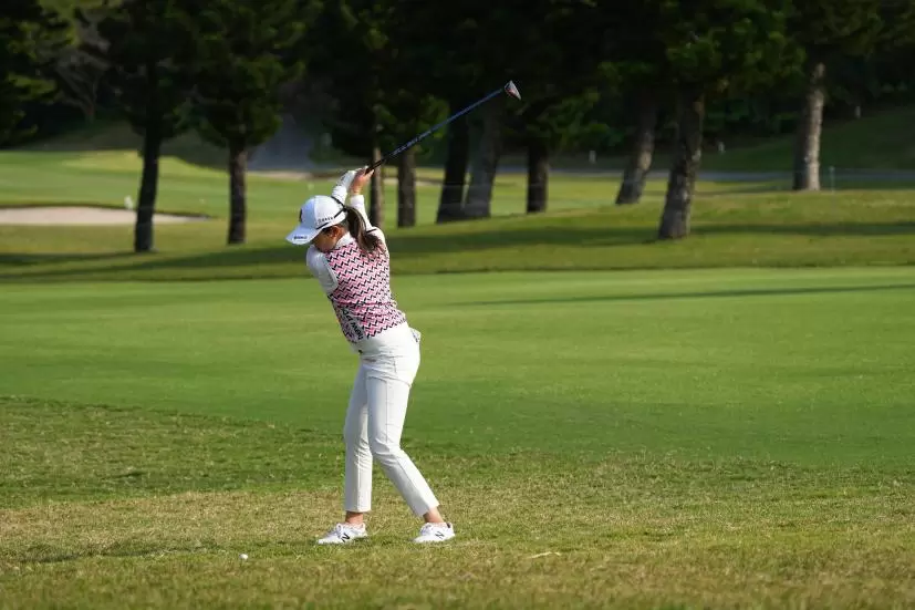 稲見萌寧のフェアウェイウッドスイング（ラフ）連続写真【2022年ダイキンオーキッドレディスゴルフトーナメント】
