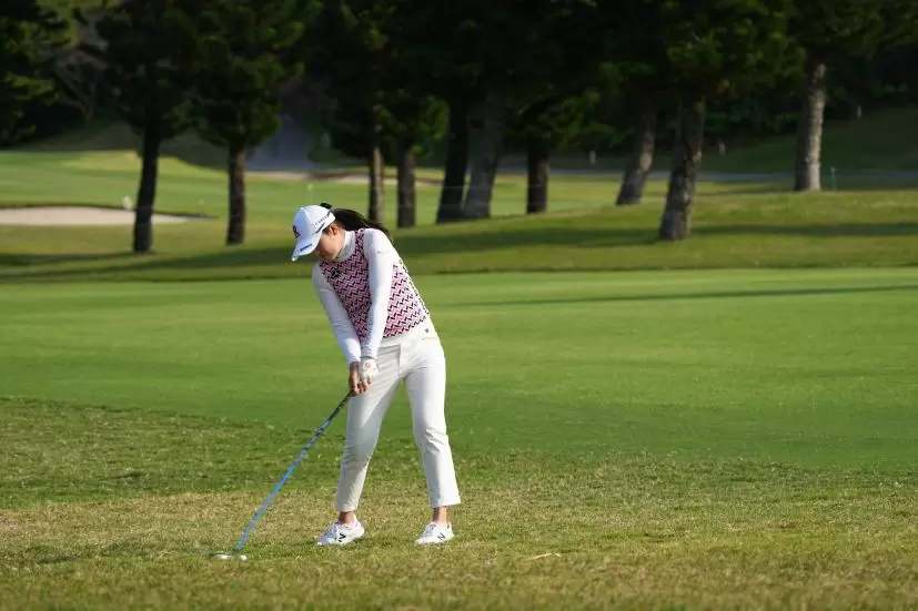 稲見萌寧のフェアウェイウッドスイング（ラフ）連続写真【2022年ダイキンオーキッドレディスゴルフトーナメント】