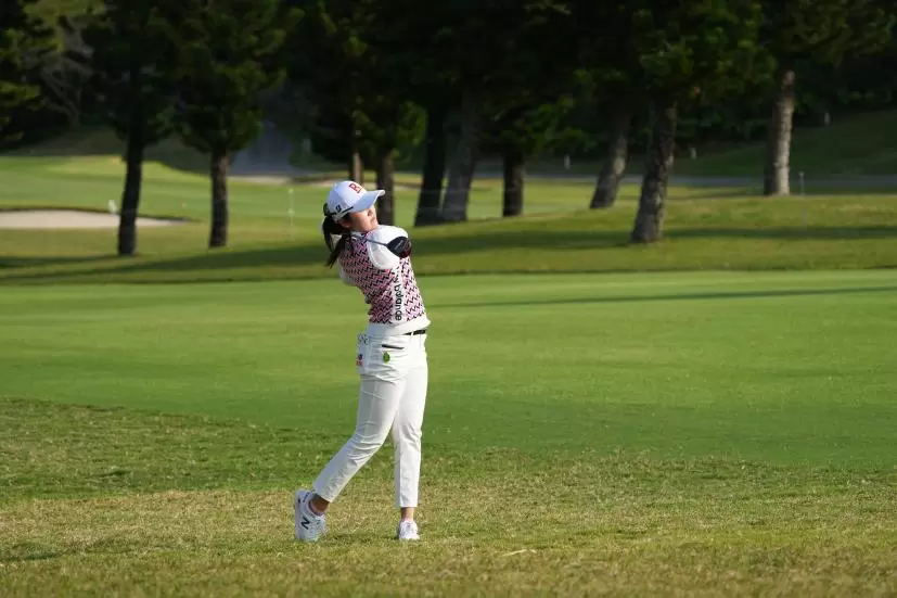 稲見萌寧のフェアウェイウッドスイング（ラフ）連続写真【2022年ダイキンオーキッドレディスゴルフトーナメント】