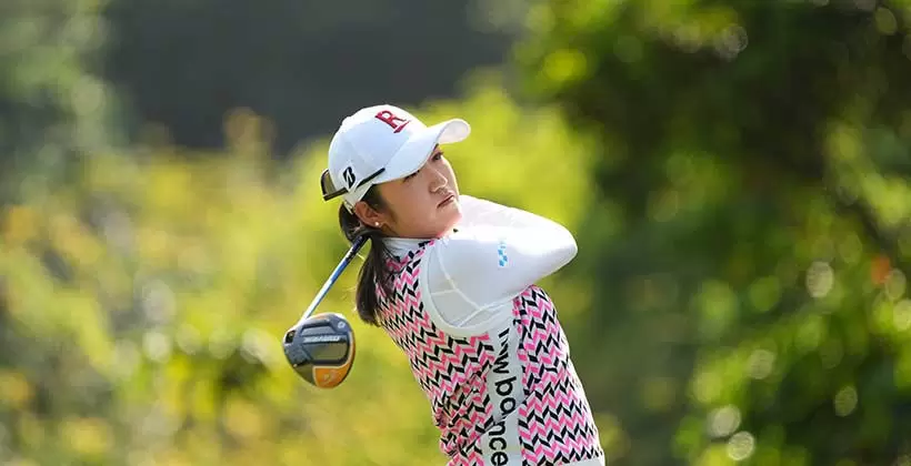 稲見萌寧のフェアウェイウッドスイング（ラフ）連続写真【2022年ダイキンオーキッドレディスゴルフトーナメント】