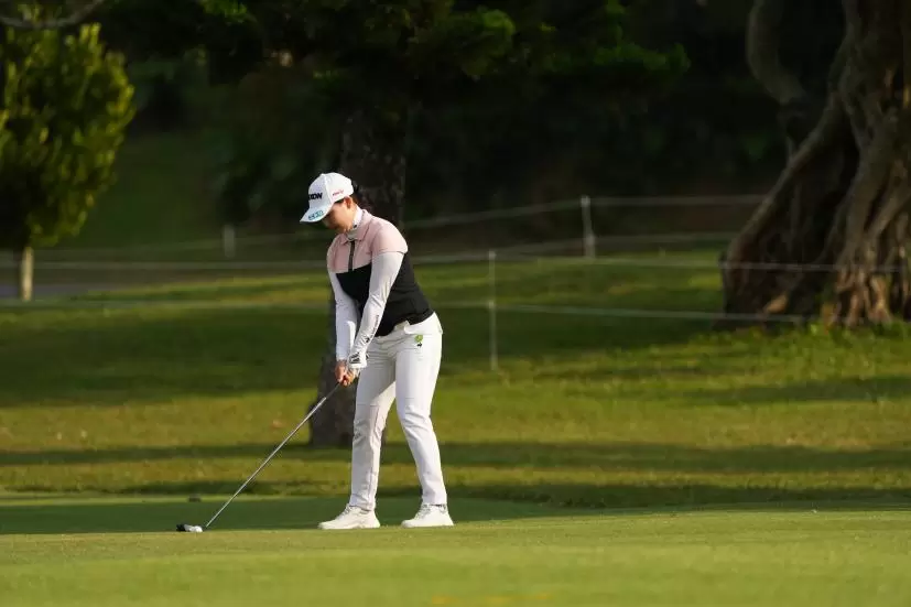 小祝さくらのフェアウェイウッドスイング（斜め前方）連続写真【2022年ダイキンオーキッドレディスゴルフトーナメント】