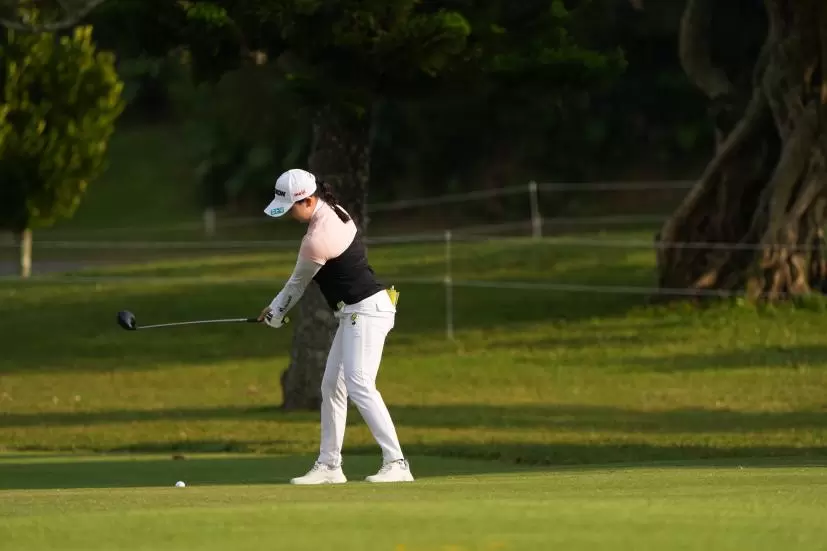 小祝さくらのフェアウェイウッドスイング（斜め前方）連続写真【2022年ダイキンオーキッドレディスゴルフトーナメント】