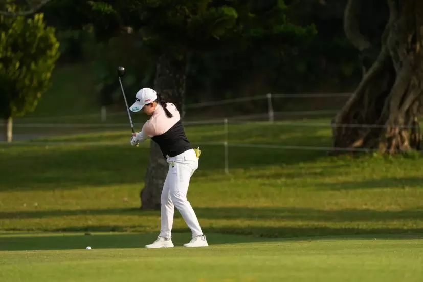 小祝さくらのフェアウェイウッドスイング（斜め前方）連続写真【2022年ダイキンオーキッドレディスゴルフトーナメント】