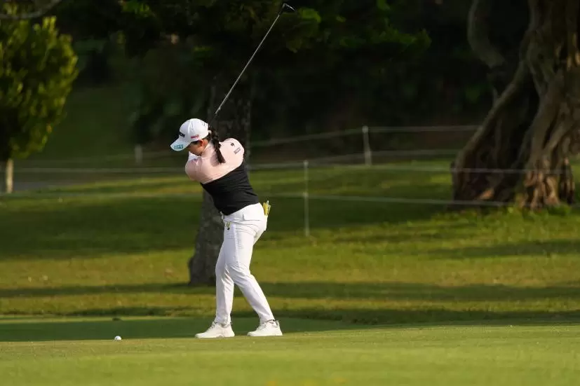 小祝さくらのフェアウェイウッドスイング（斜め前方）連続写真【2022年ダイキンオーキッドレディスゴルフトーナメント】