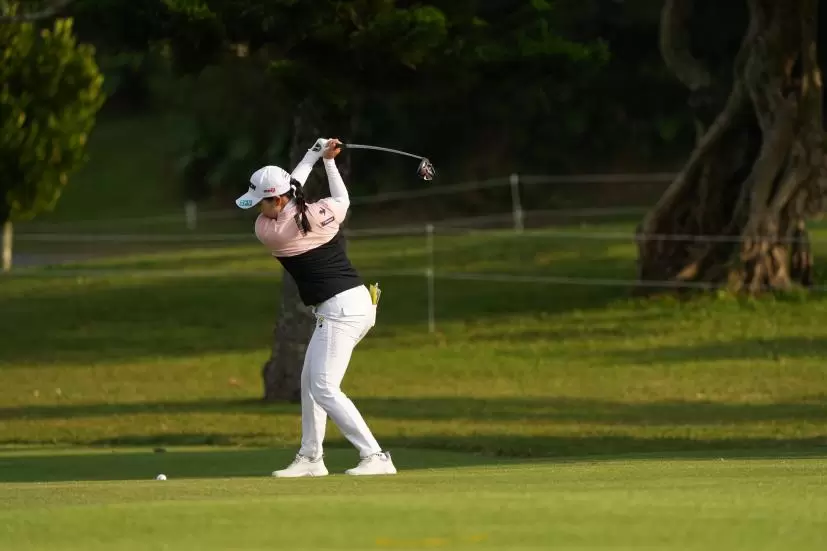 小祝さくらのフェアウェイウッドスイング（斜め前方）連続写真【2022年ダイキンオーキッドレディスゴルフトーナメント】