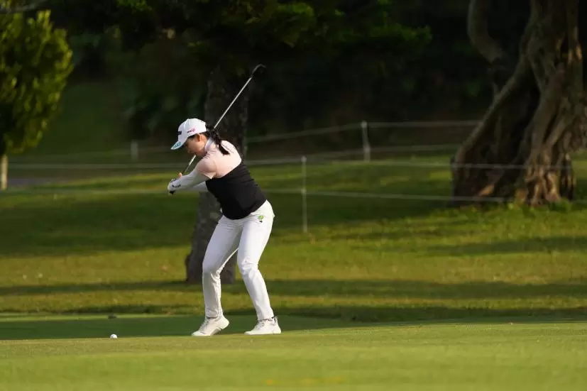 小祝さくらのフェアウェイウッドスイング（斜め前方）連続写真【2022年ダイキンオーキッドレディスゴルフトーナメント】