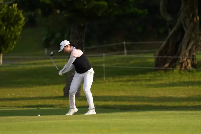 小祝さくらのフェアウェイウッドスイング（斜め前方）連続写真【2022年ダイキンオーキッドレディスゴルフトーナメント】
