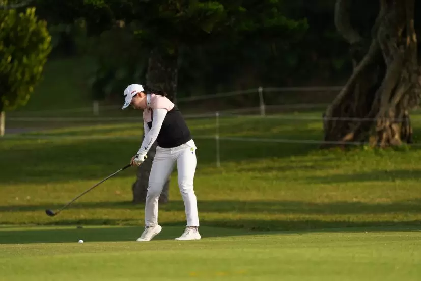 小祝さくらのフェアウェイウッドスイング（斜め前方）連続写真【2022年ダイキンオーキッドレディスゴルフトーナメント】