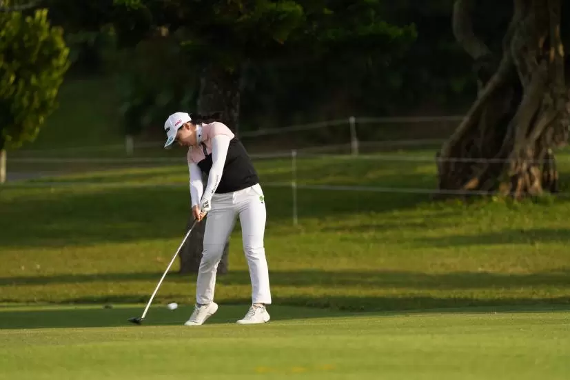 小祝さくらのフェアウェイウッドスイング（斜め前方）連続写真【2022年ダイキンオーキッドレディスゴルフトーナメント】