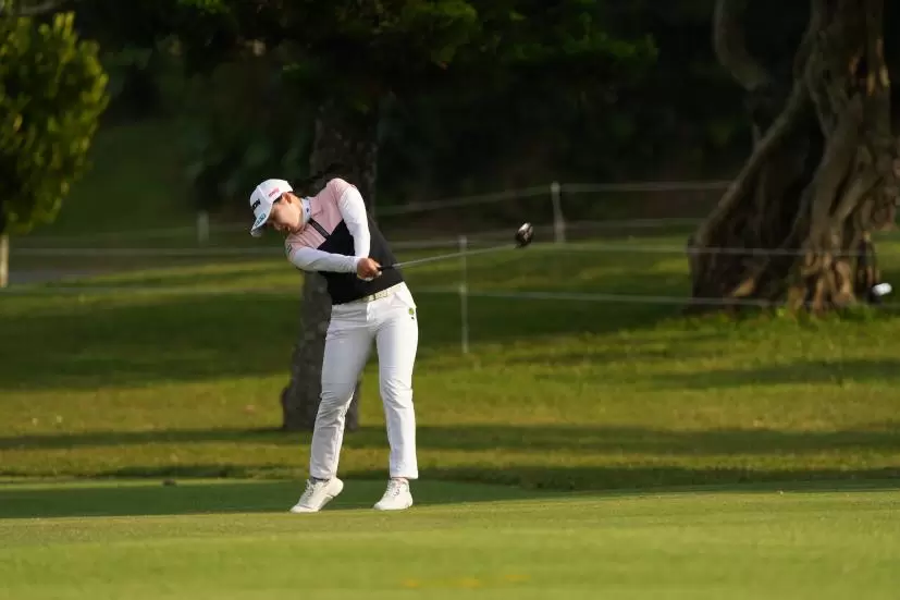 小祝さくらのフェアウェイウッドスイング（斜め前方）連続写真【2022年ダイキンオーキッドレディスゴルフトーナメント】