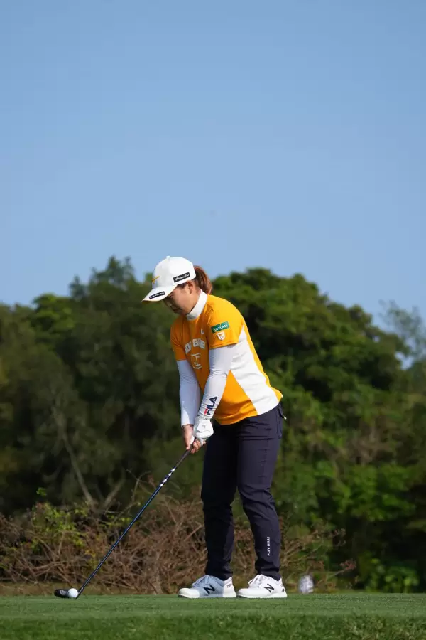 西郷真央のユーティリティスイング（ティショット）連続写真【2022年ダイキンオーキッドレディスゴルフトーナメント】