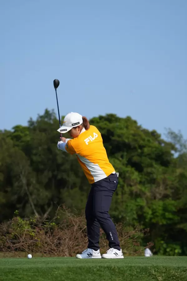 西郷真央のユーティリティスイング（ティショット）連続写真【2022年ダイキンオーキッドレディスゴルフトーナメント】