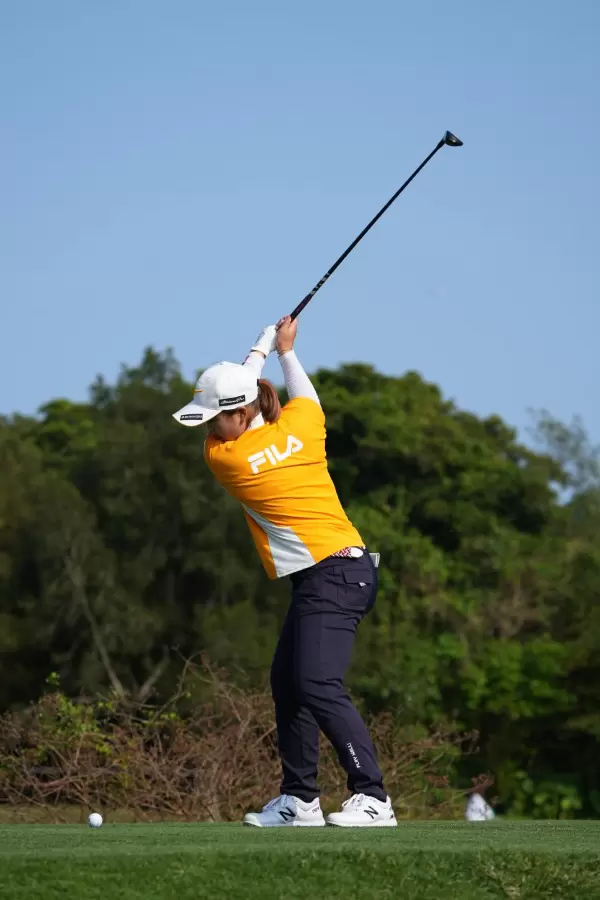 西郷真央のユーティリティスイング（ティショット）連続写真【2022年ダイキンオーキッドレディスゴルフトーナメント】