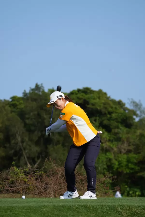 西郷真央のユーティリティスイング（ティショット）連続写真【2022年ダイキンオーキッドレディスゴルフトーナメント】