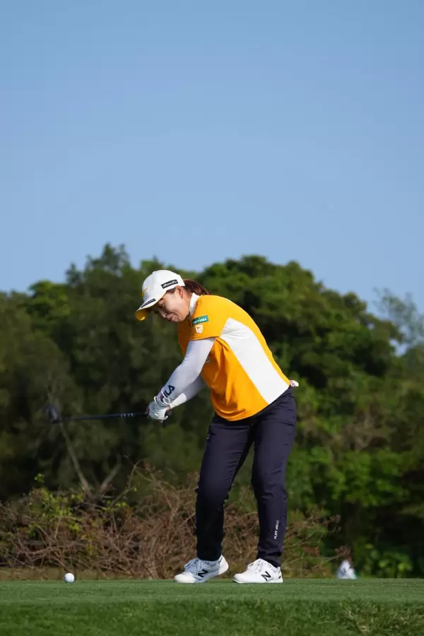 西郷真央のユーティリティスイング（ティショット）連続写真【2022年ダイキンオーキッドレディスゴルフトーナメント】