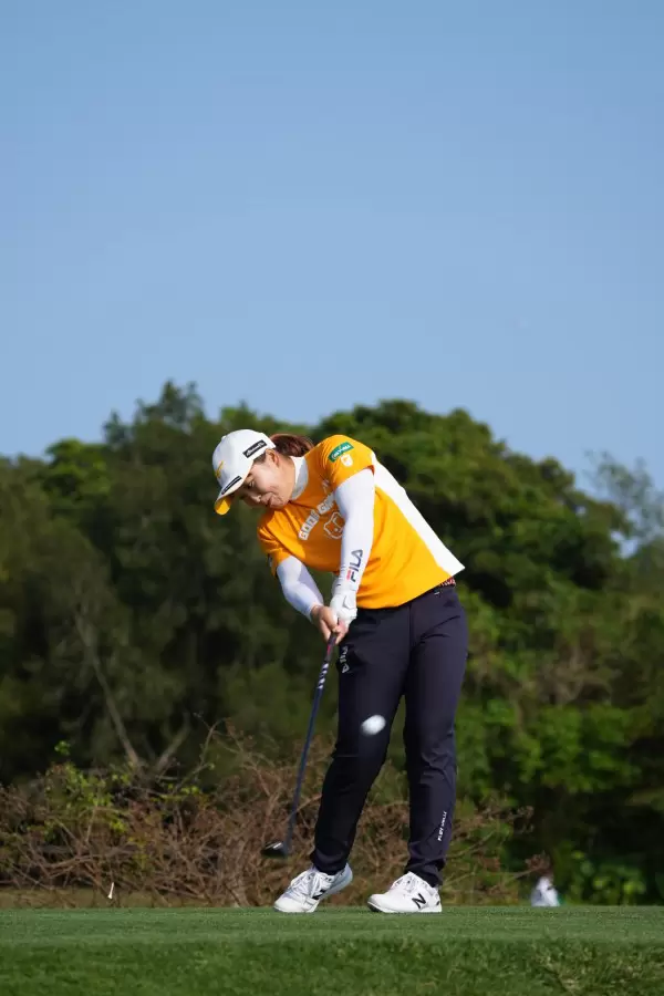 西郷真央のユーティリティスイング（ティショット）連続写真【2022年ダイキンオーキッドレディスゴルフトーナメント】