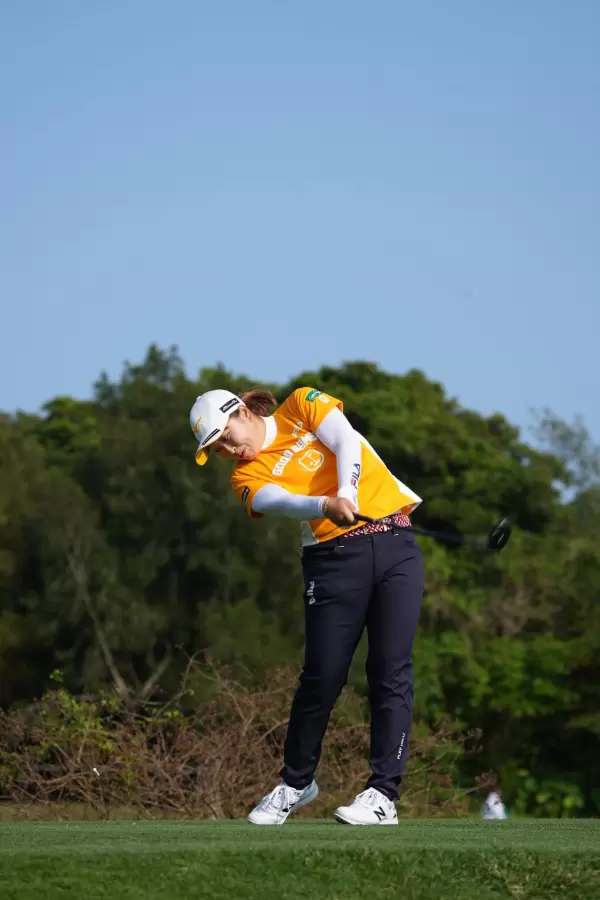 西郷真央のユーティリティスイング（ティショット）連続写真【2022年ダイキンオーキッドレディスゴルフトーナメント】