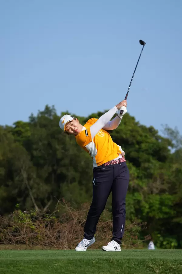 西郷真央のユーティリティスイング（ティショット）連続写真【2022年ダイキンオーキッドレディスゴルフトーナメント】