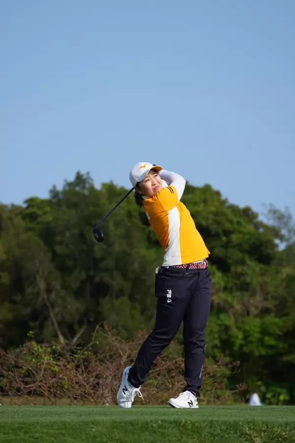 西郷真央のユーティリティスイング（ティショット）連続写真【2022年ダイキンオーキッドレディスゴルフトーナメント】