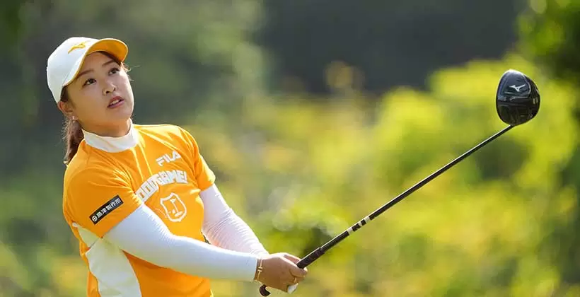 西郷真央のユーティリティスイング(ティショット)連続写真【2022年ダイキンオーキッドレディスゴルフトーナメント】