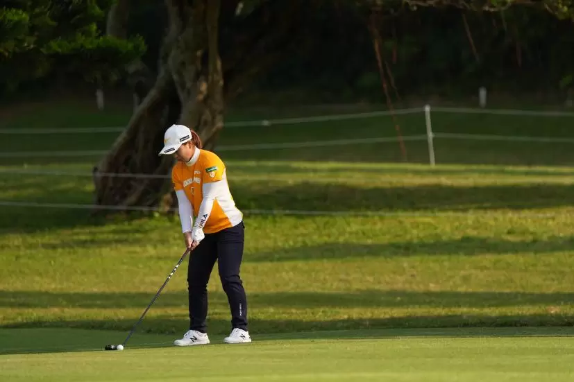 西郷真央のフェアウェイウッドスイング（斜め前方）連続写真【2022年ダイキンオーキッドレディスゴルフトーナメント】