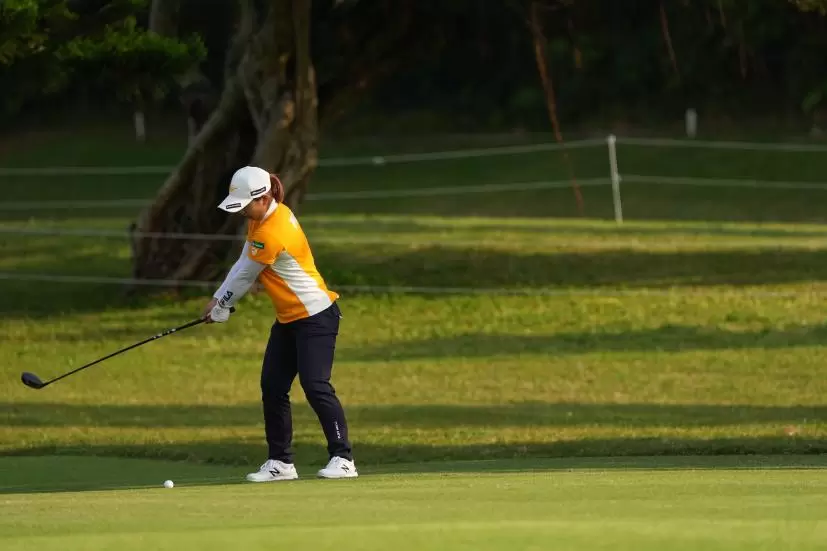 西郷真央のフェアウェイウッドスイング（斜め前方）連続写真【2022年ダイキンオーキッドレディスゴルフトーナメント】