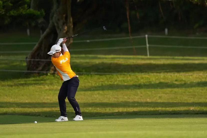 西郷真央のフェアウェイウッドスイング（斜め前方）連続写真【2022年ダイキンオーキッドレディスゴルフトーナメント】