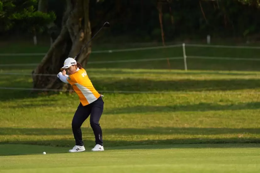 西郷真央のフェアウェイウッドスイング（斜め前方）連続写真【2022年ダイキンオーキッドレディスゴルフトーナメント】