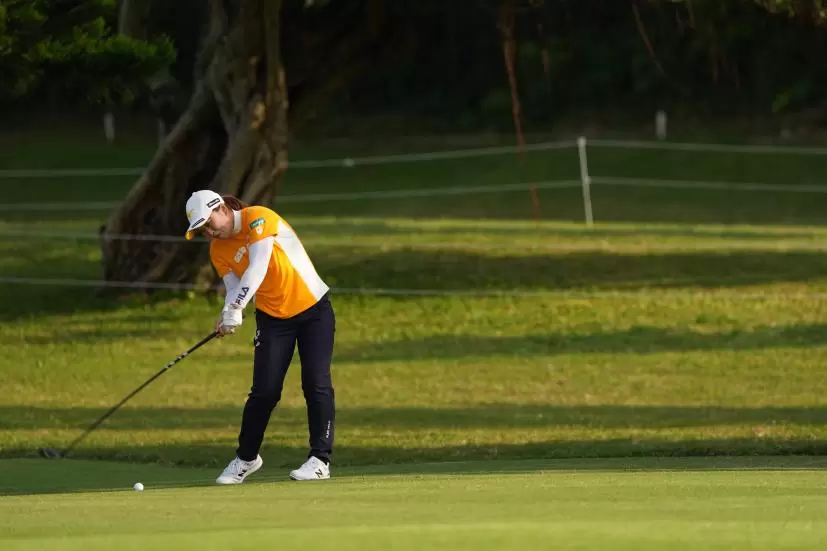 西郷真央のフェアウェイウッドスイング（斜め前方）連続写真【2022年ダイキンオーキッドレディスゴルフトーナメント】