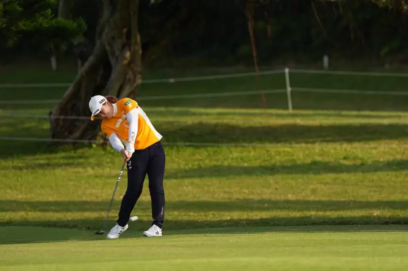 西郷真央のフェアウェイウッドスイング（斜め前方）連続写真【2022年ダイキンオーキッドレディスゴルフトーナメント】