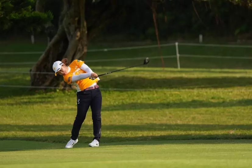 西郷真央のフェアウェイウッドスイング（斜め前方）連続写真【2022年ダイキンオーキッドレディスゴルフトーナメント】