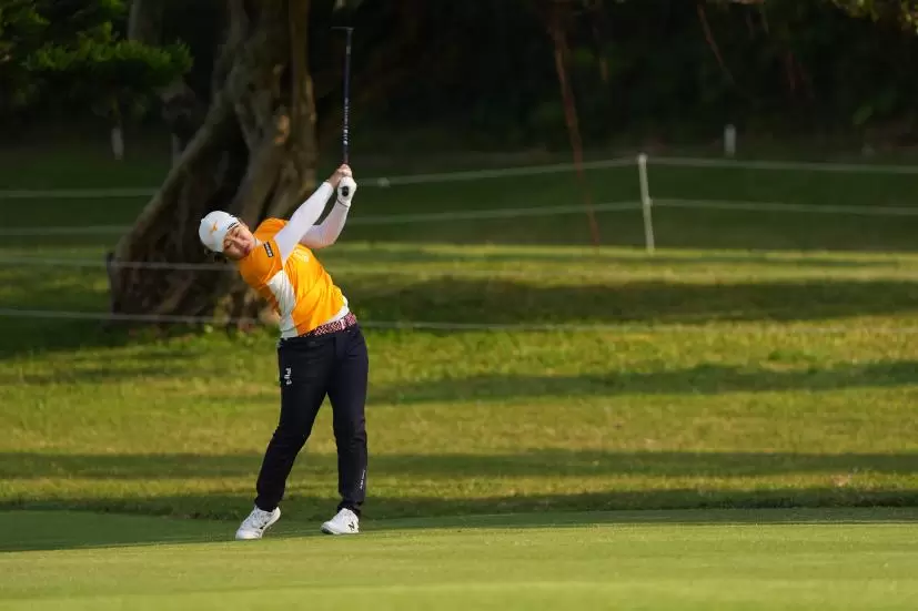 西郷真央のフェアウェイウッドスイング（斜め前方）連続写真【2022年ダイキンオーキッドレディスゴルフトーナメント】