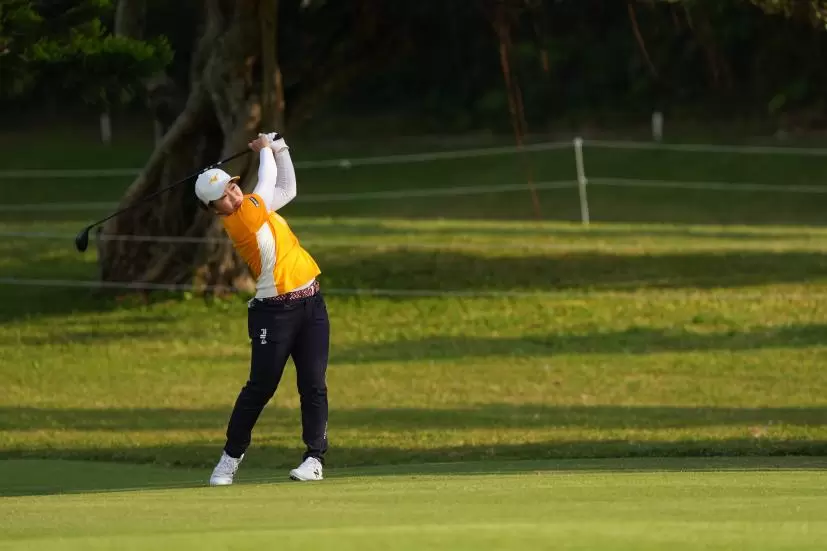 西郷真央のフェアウェイウッドスイング（斜め前方）連続写真【2022年ダイキンオーキッドレディスゴルフトーナメント】