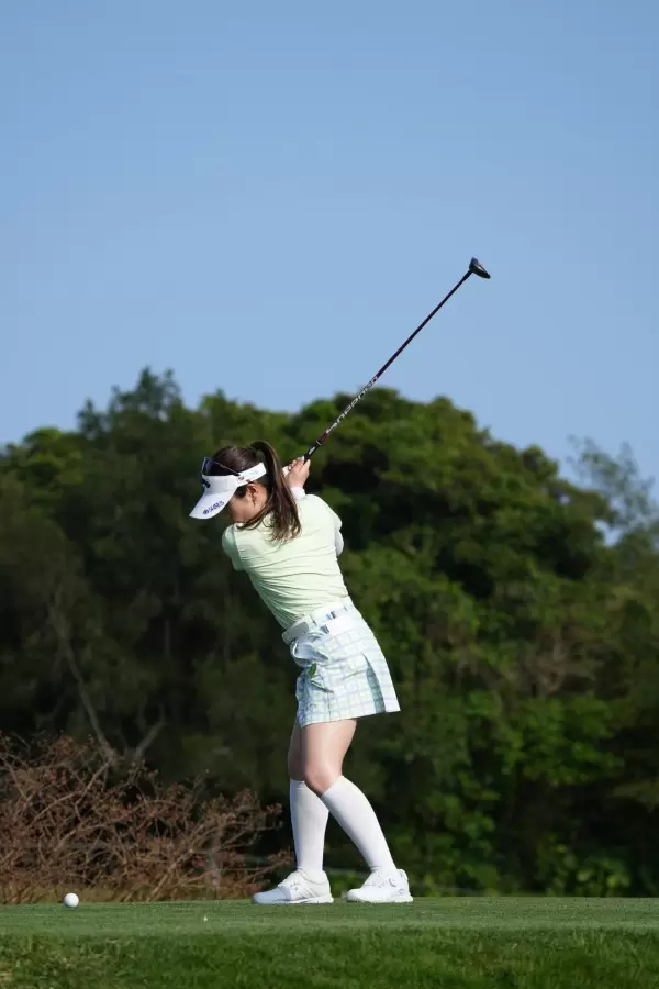 西村優菜のフェアウェイウッドスイング（ティショット）連続写真【2022年ダイキンオーキッドレディスゴルフトーナメント】