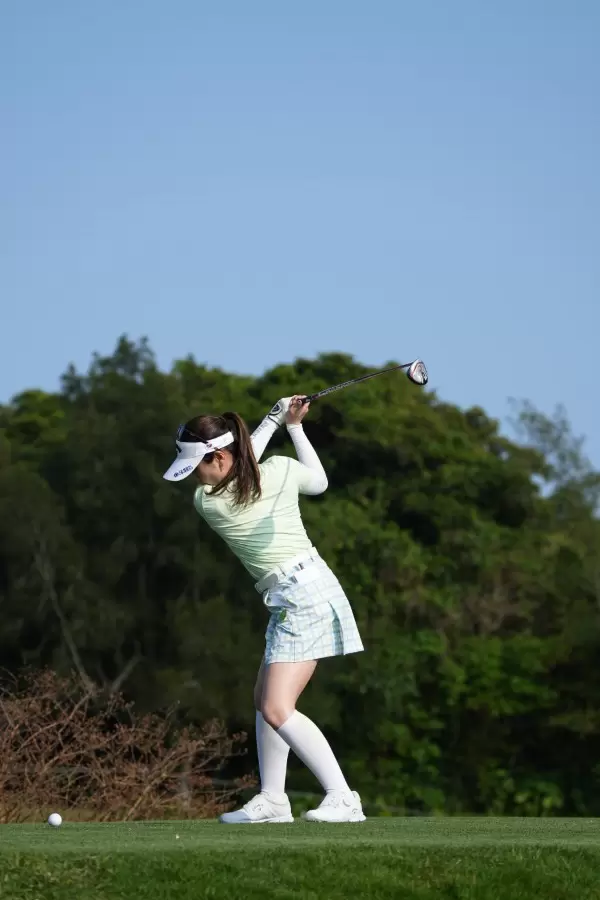 西村優菜のフェアウェイウッドスイング（ティショット）連続写真【2022年ダイキンオーキッドレディスゴルフトーナメント】