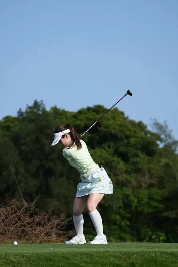 西村優菜のフェアウェイウッドスイング（ティショット）連続写真【2022年ダイキンオーキッドレディスゴルフトーナメント】