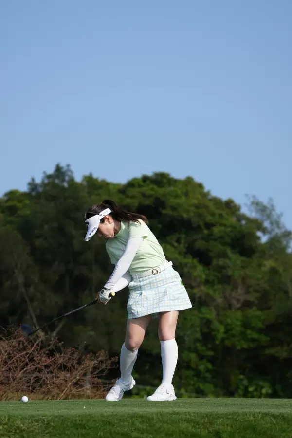 西村優菜のフェアウェイウッドスイング（ティショット）連続写真【2022年ダイキンオーキッドレディスゴルフトーナメント】