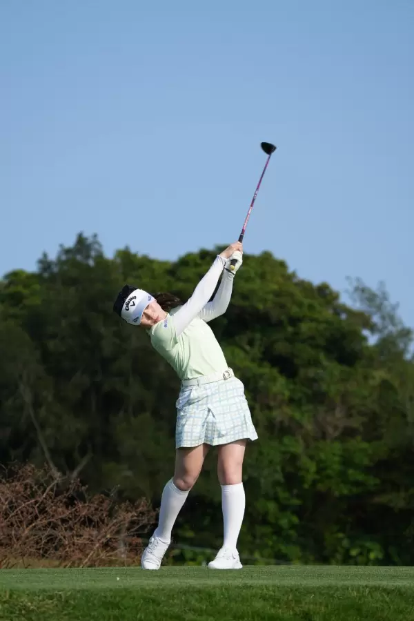 西村優菜のフェアウェイウッドスイング（ティショット）連続写真【2022年ダイキンオーキッドレディスゴルフトーナメント】